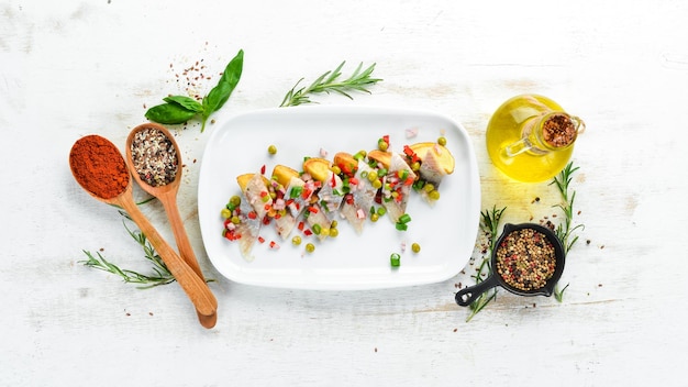 Chef pregătind farfurie colorată